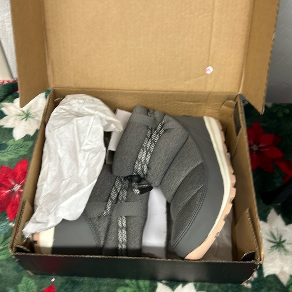 Sorel Whitney Short boots NWT